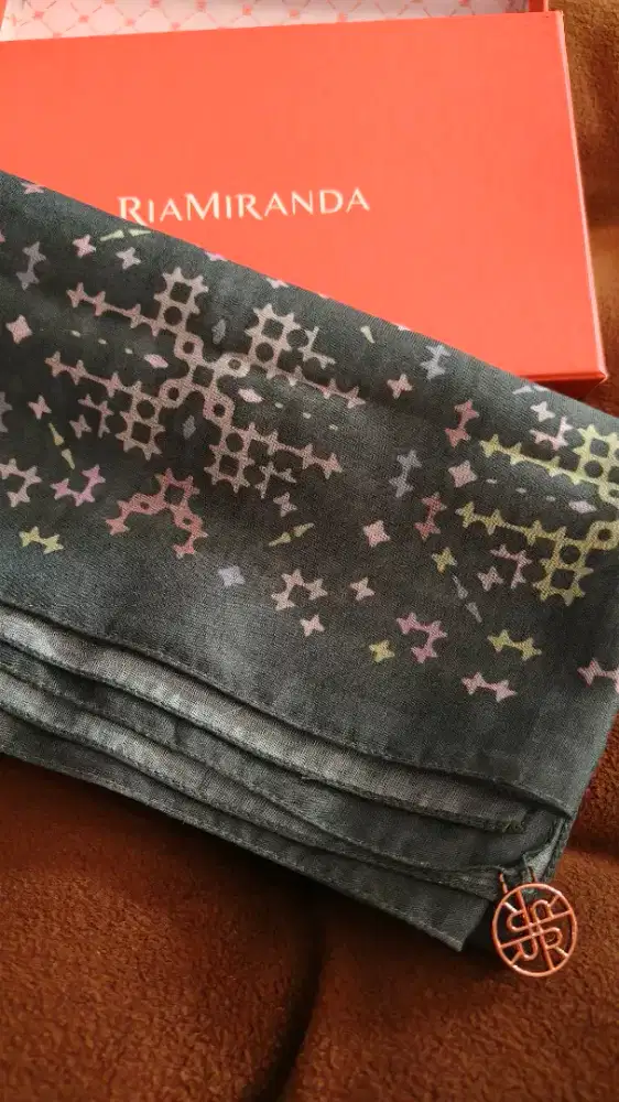 Ria Miranda scarf