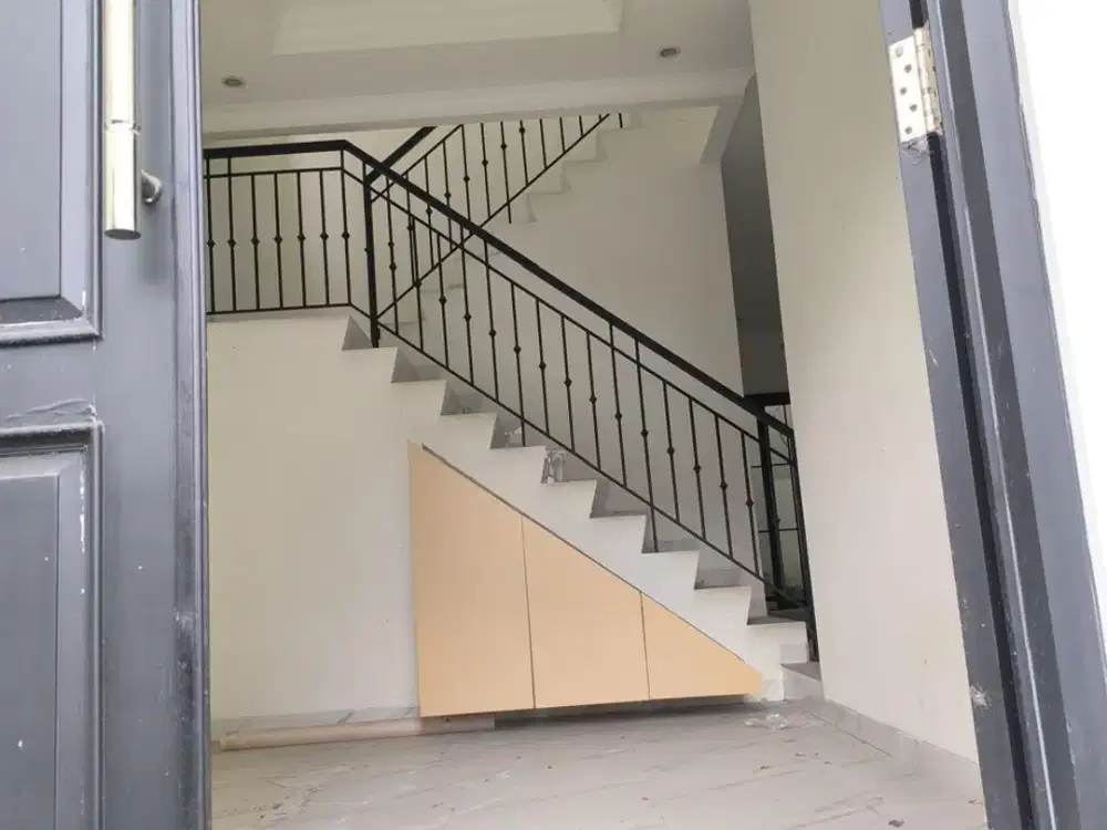 Dijual Rumah baru renovasi 3 lantai