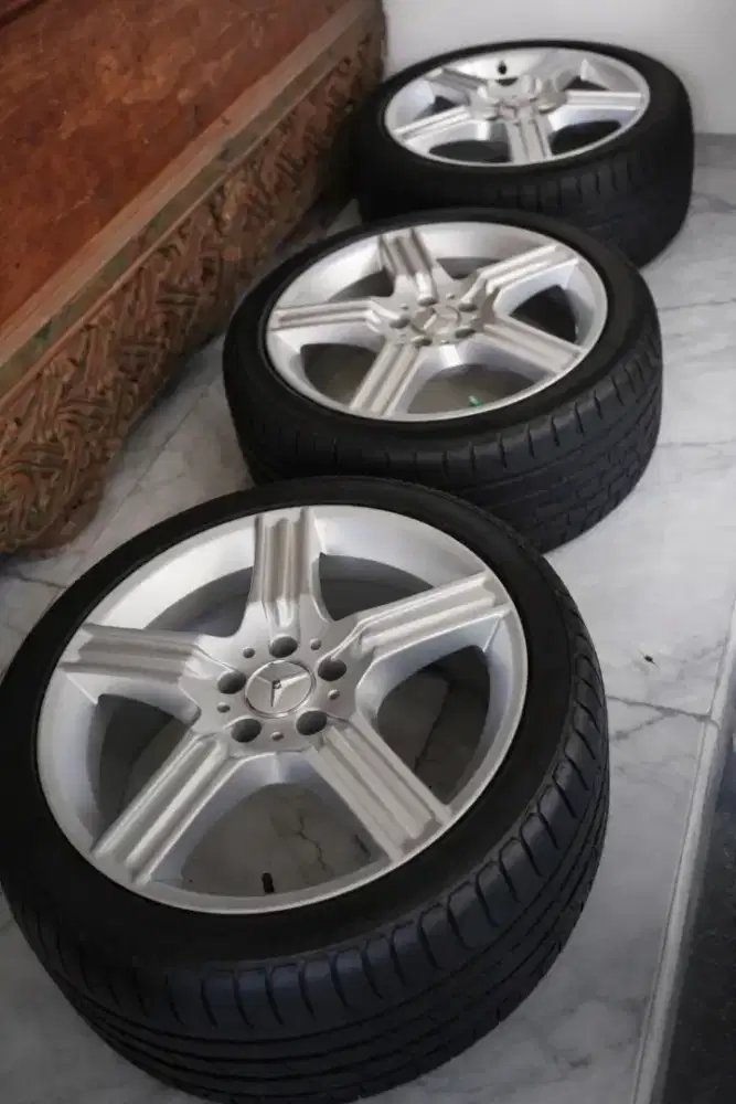 Belang Depan Belakang Velg W212 Mercedes-Benz R18 bonus ban