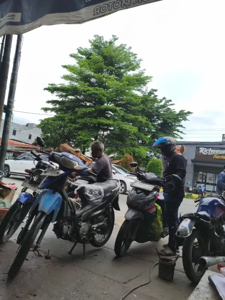 Mekanik bengkel motor