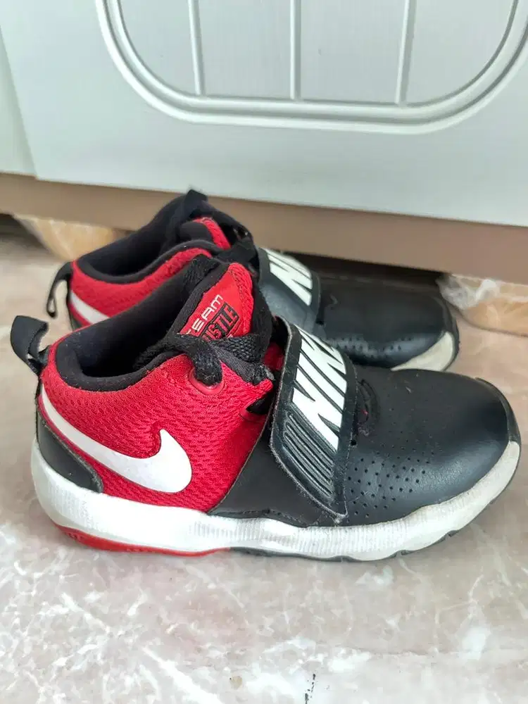 Sepatu anak Nike team hustle
