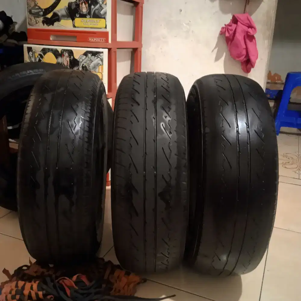 Ban bekas ukuran 185/65 R15 Merk Dunlop Sp Sport 300
