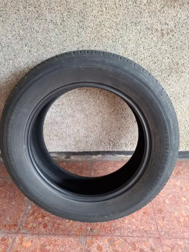 Ban 215 60 R17. Ban bekas kondisi 80%.untuk xtrail crv camry civic