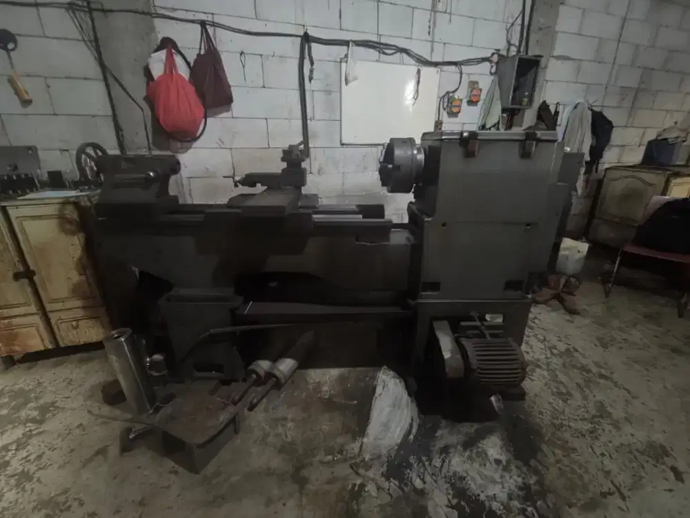 Mesin bubut buatan china