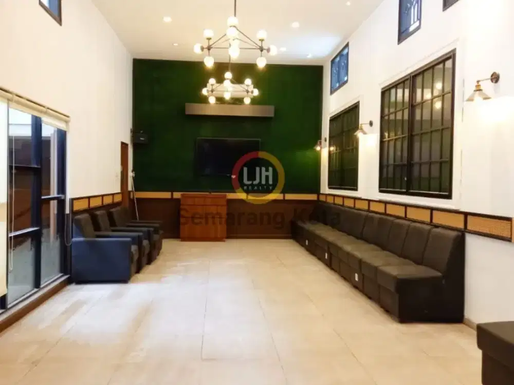 Bangunan Resto di Jalan Raung