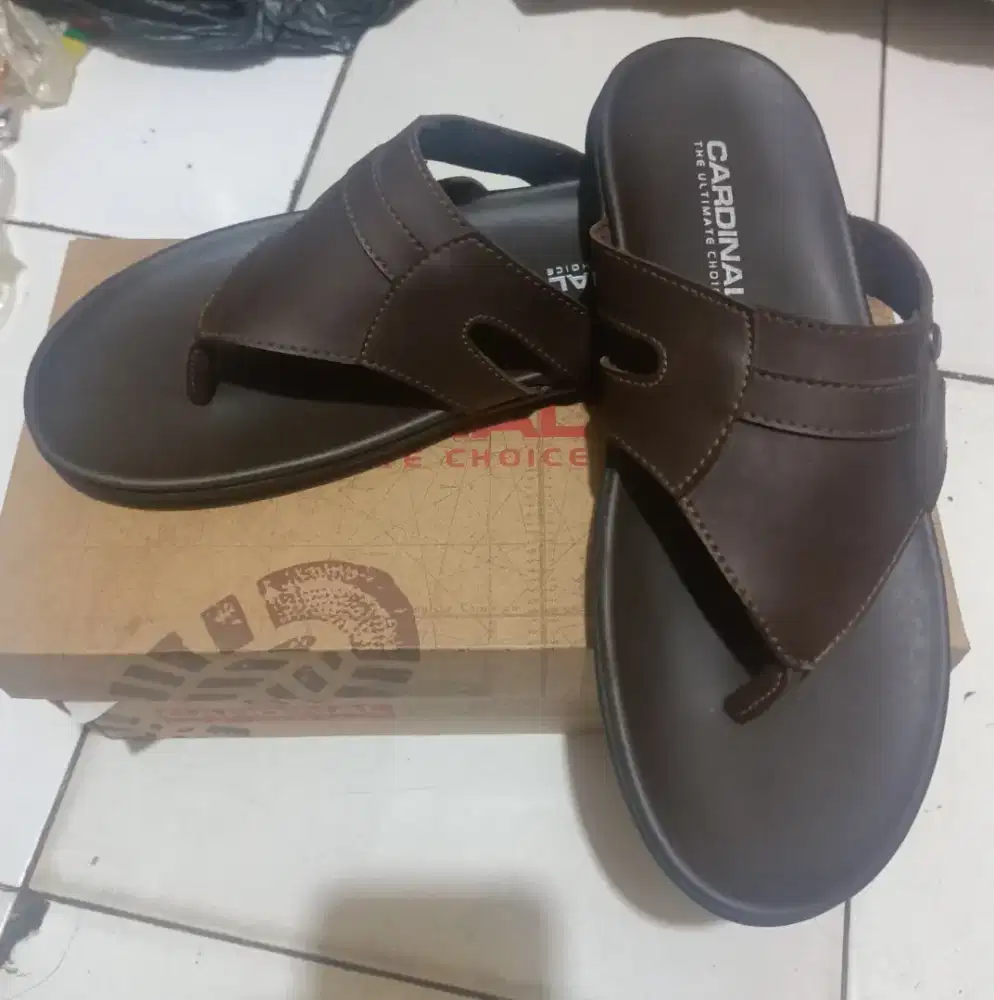 Sandal Cardinal ori kulit size 40 warna coklat tua.
