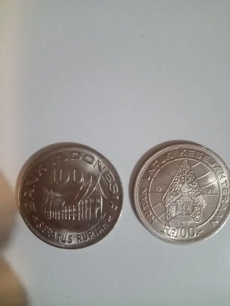 Uang koin 100 rupiah wayang