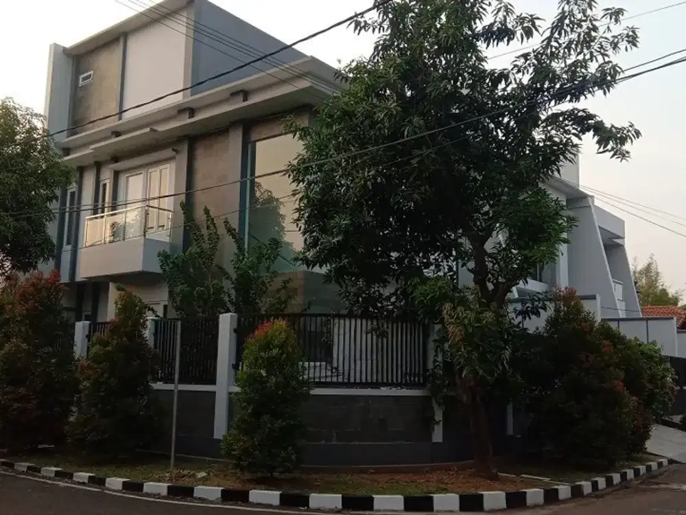 Rumah Pulomas : 2.5 Lt, LT 192 m2, LB 220 m2, Baru, Hook, Lux, Murah