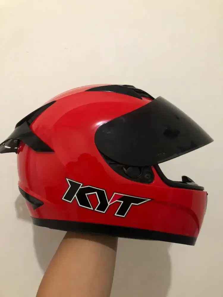 Dijual Helm KYT R10 – Size L – Merah – Kondisi Bagus