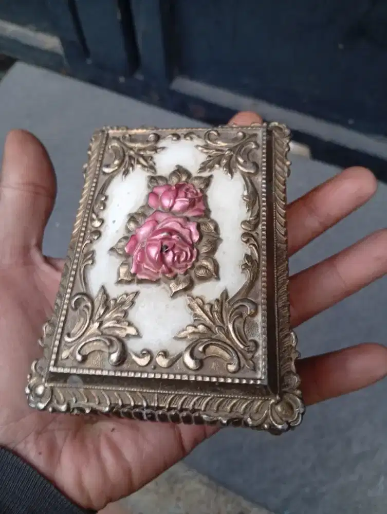 Kotak perhiasan antik