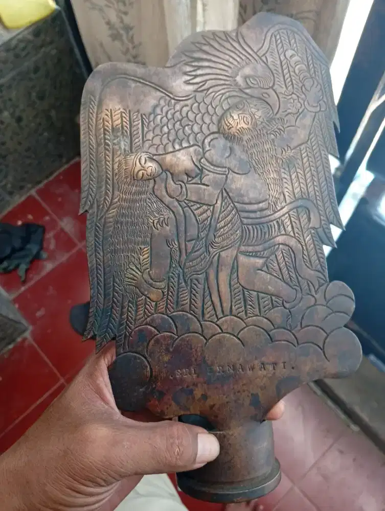 Patung relief kuningan antik