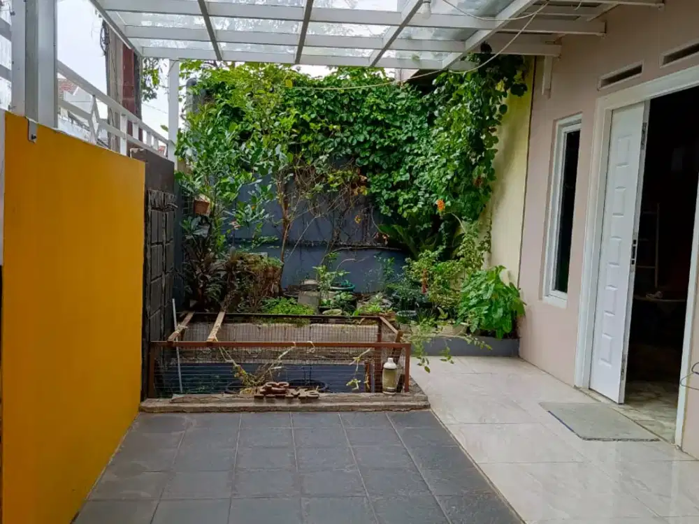 RUMAH BAGUS TERAWAT 2 LANTAI STRATEGIS DEKAT TOL DI CILEUNYI BANDUNG