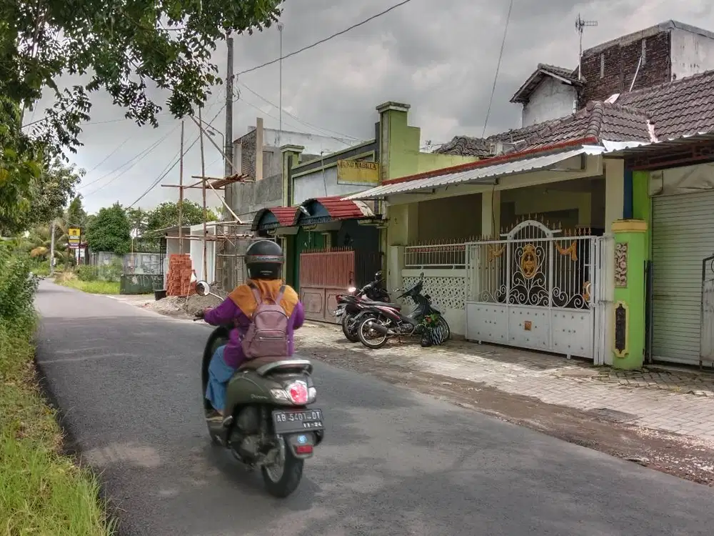 DIJUAL RUMAH CANTIK PINGGIR JALAN RAYA