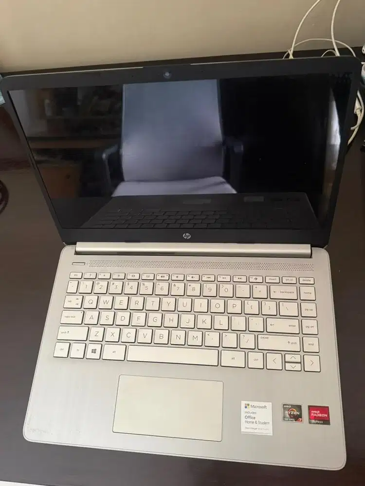 HP Laptop 14s AMD Ryzen 7 5700U Bekas