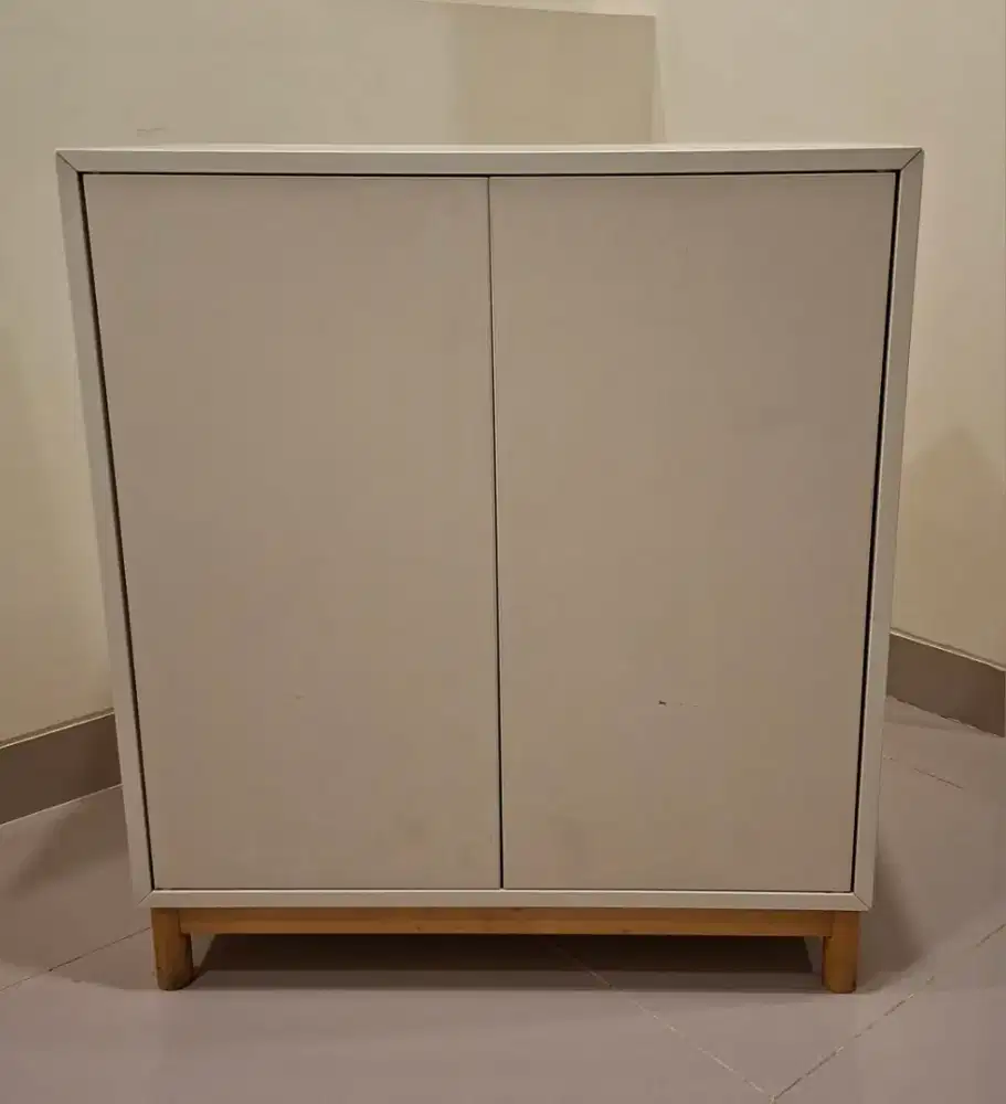 Kabinet Kayu IKEA 2 Pintu warna Putih