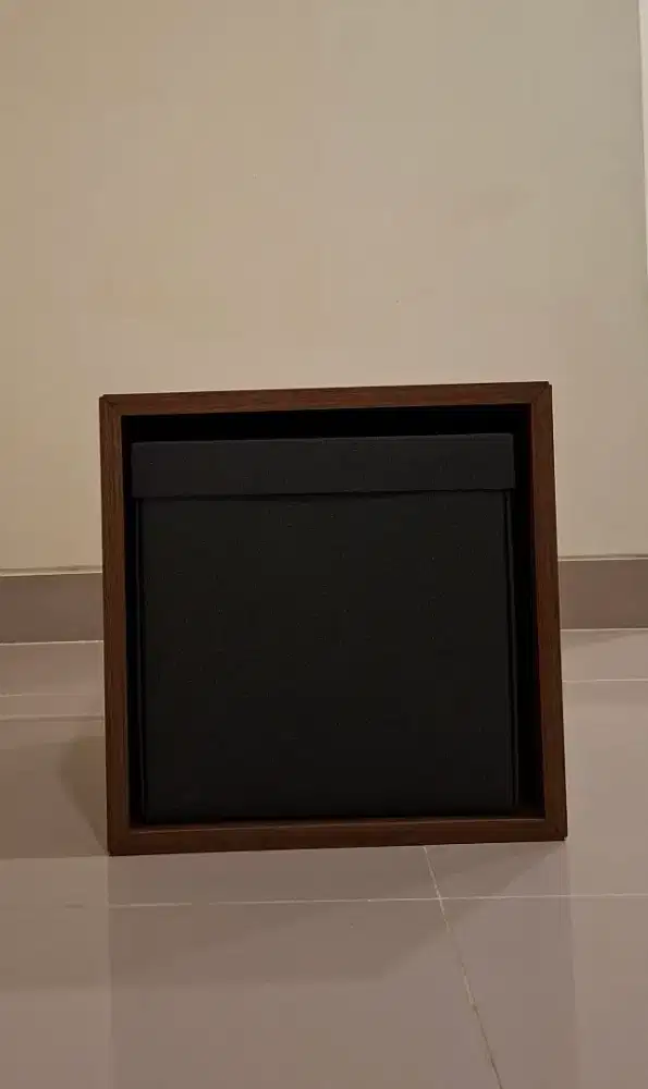 Rak Kayu Walnut Cokelat dan Kotak Abu2