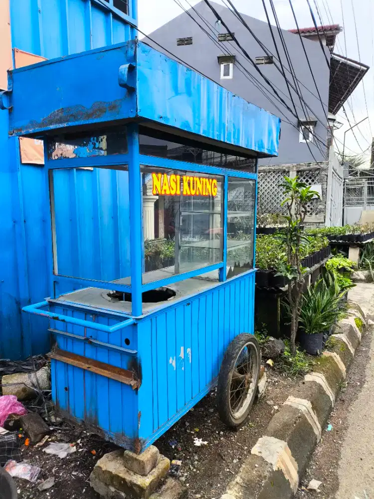 Gerobak bekas jualan bahan aluminium, besi