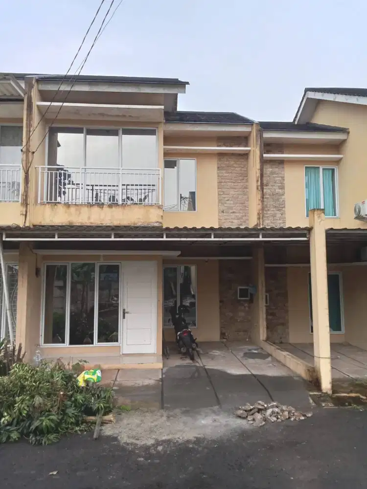 RUMAH 2 LANTAI DI SEWAKAN TAHUNAN LB100 LT60 STRATEGIS