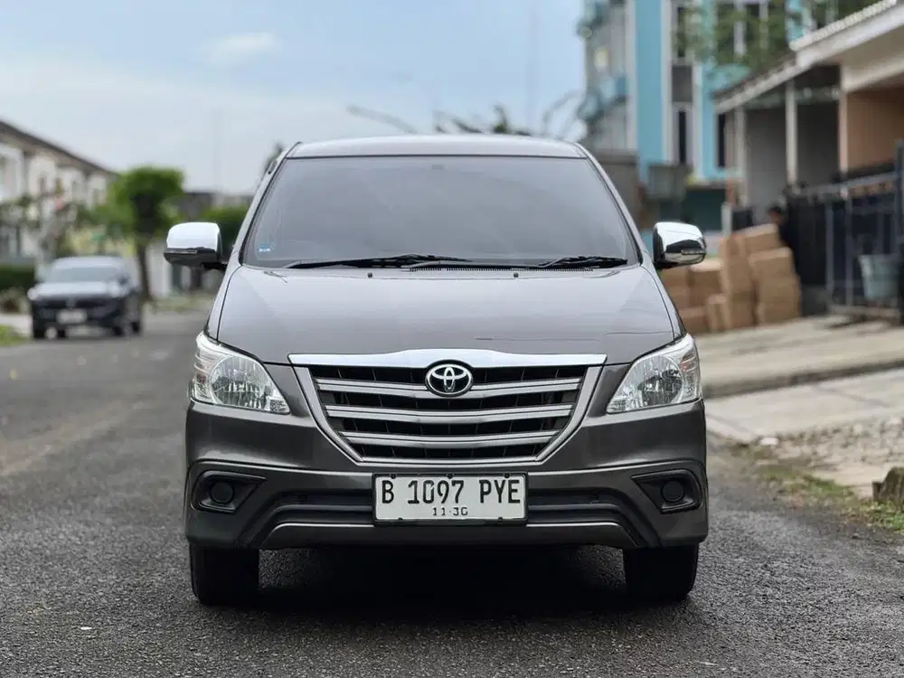 Toyota Innova 2.0 E Bensin AT Abu abu 2015