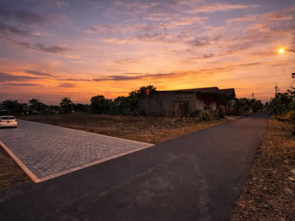 Purwomartnai Kalasan, Tanah Tepi Jalan Aspal