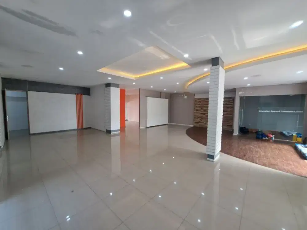 Disewakan  Tempat usaha Jl Raya Darmo  Surabaya Kapt parkir 12 mobil  Siap pakai