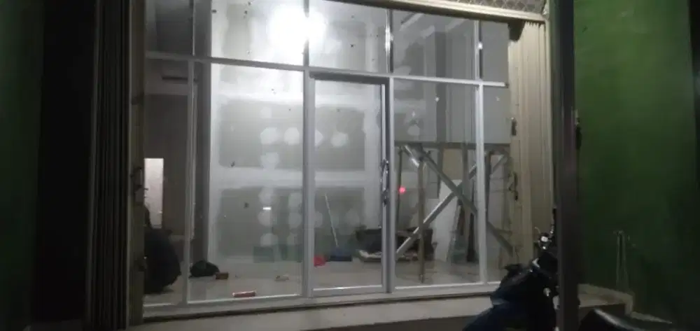 Partisi sekat alumunium dan kaca