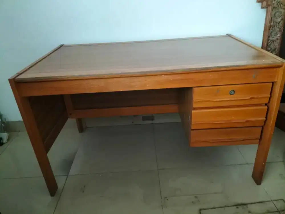 Meja kantor kayu