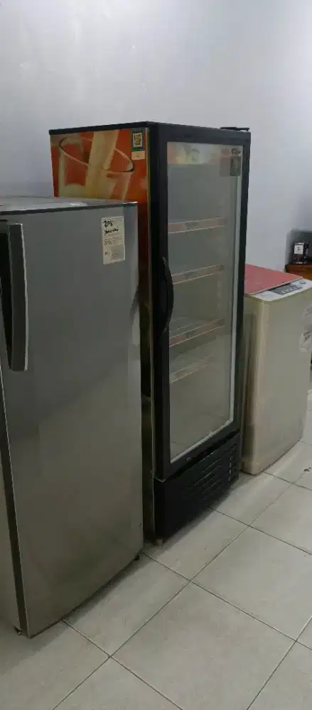 Unit showcase freezer dan mesin cuci 1tabung kondisi normal