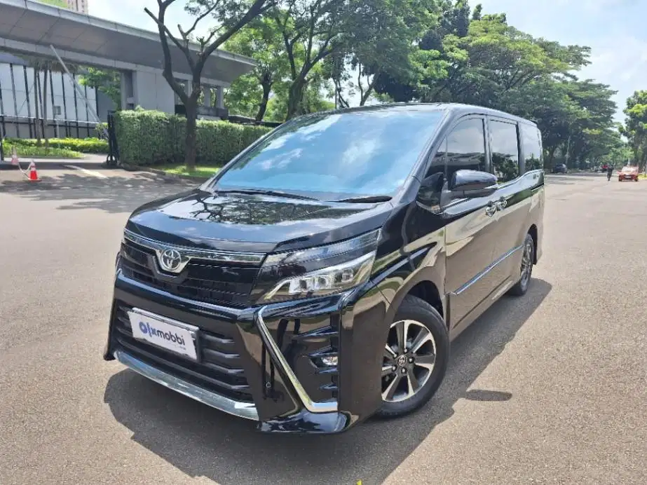 DP MURAH Toyota Voxy 2.0 Bensin-AT 2020 Hitam CJFAB