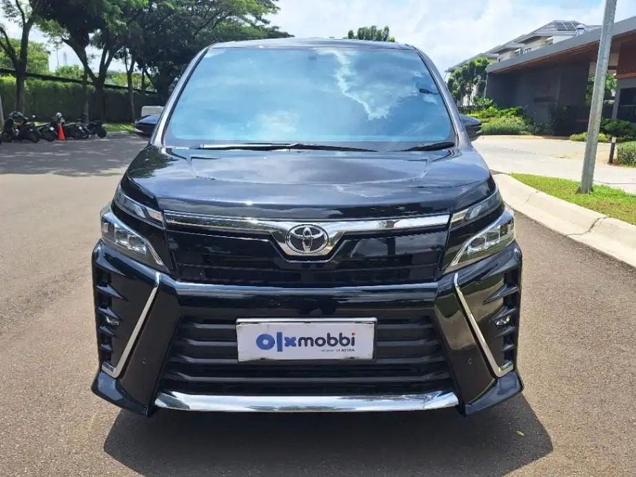 DP MURAH Toyota Voxy 2.0 Bensin-AT 2020 Hitam CJFAB