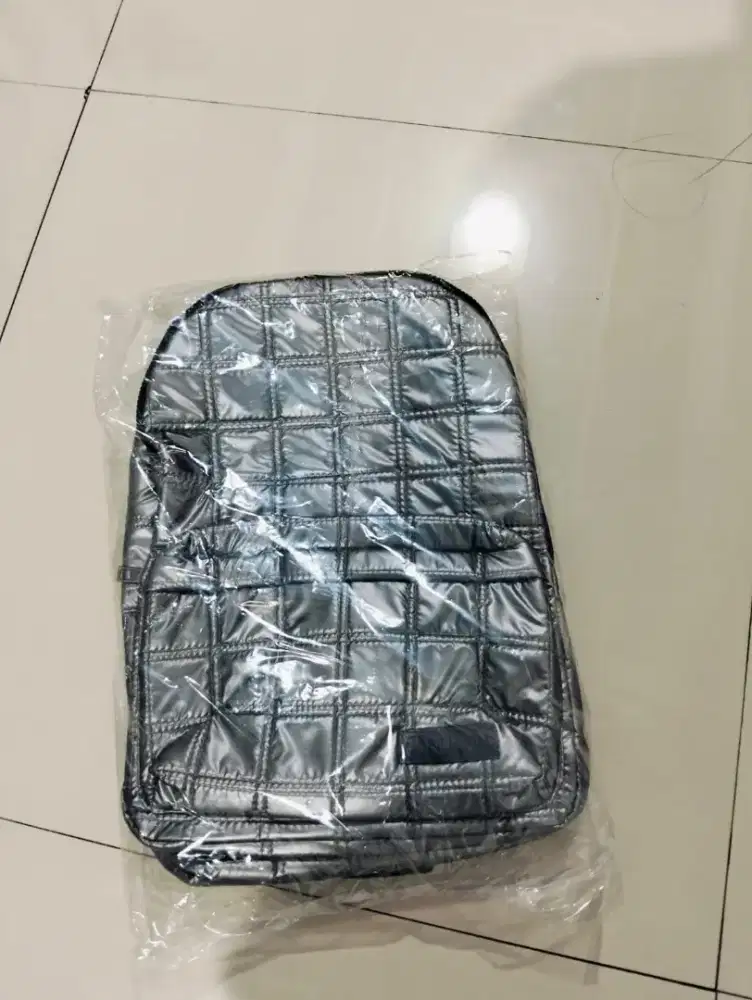 Tas pergi atau sekolah