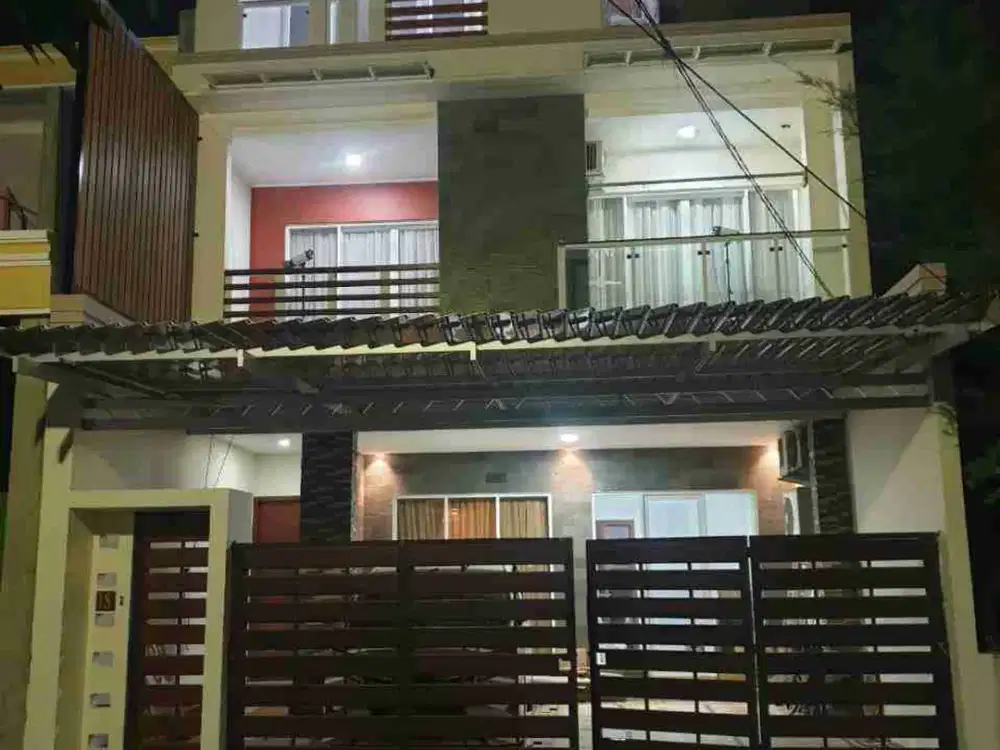 Di Jual Rumah bagus fasilitas lengkap 3 Lantai 4+1 Kamar Tidur Lokasi di Taman Royal Tangerang