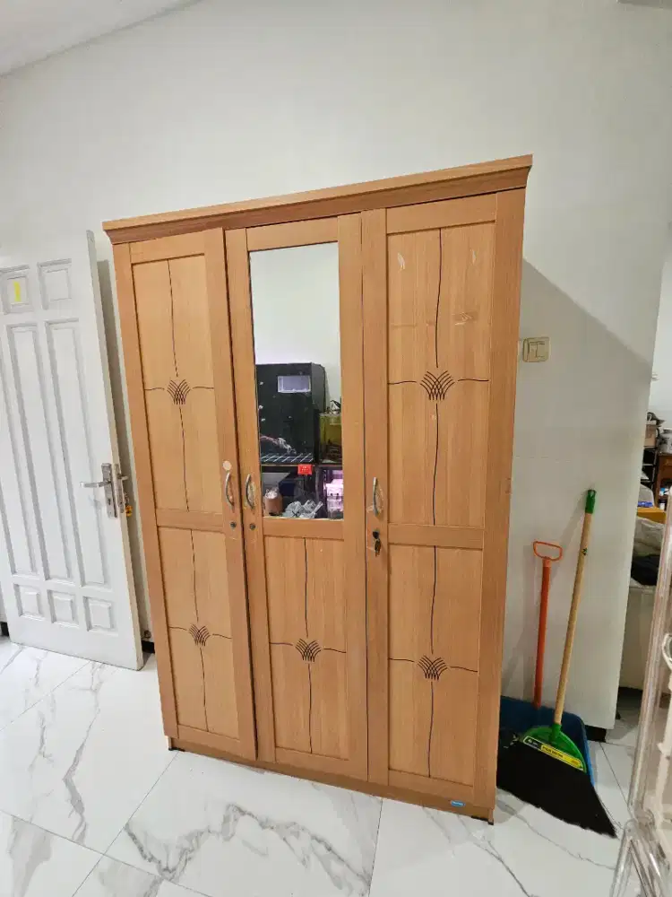 Lemari baju 3 pintu kondisi masih bagus.