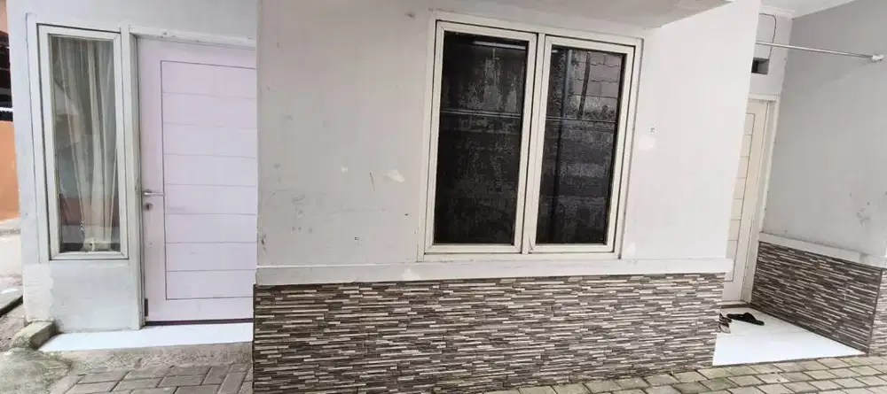 DISEWAKAN RUMAH KONTRAKAN 2 TIDUR DEKAT STATIUN CILEBUT