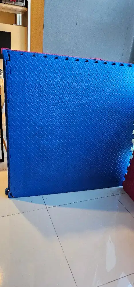 Karpet puzzle warna biru dan merah