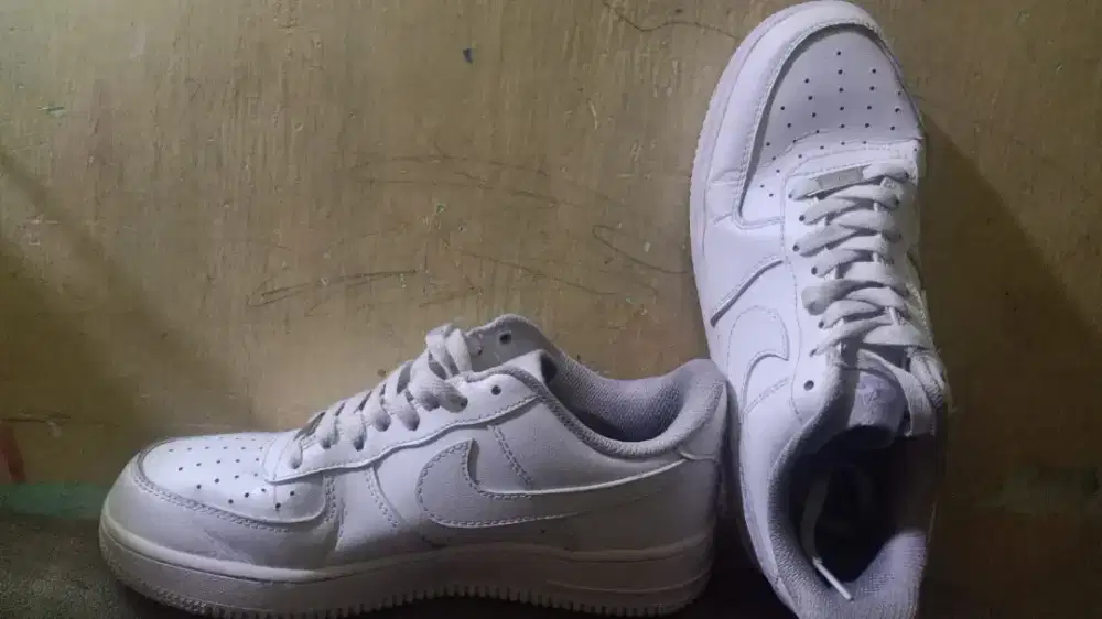 Sepatu Putih Lambang Centang