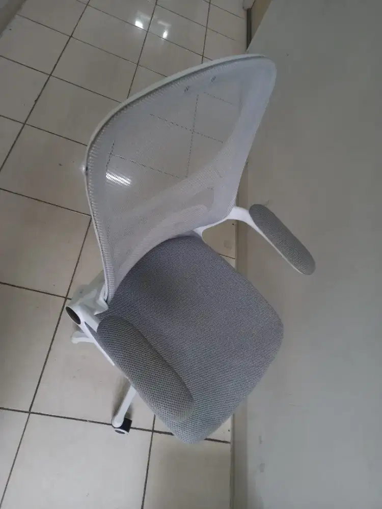 Kursi kantor putar jaring nylon minimalis nyaman pakai roda