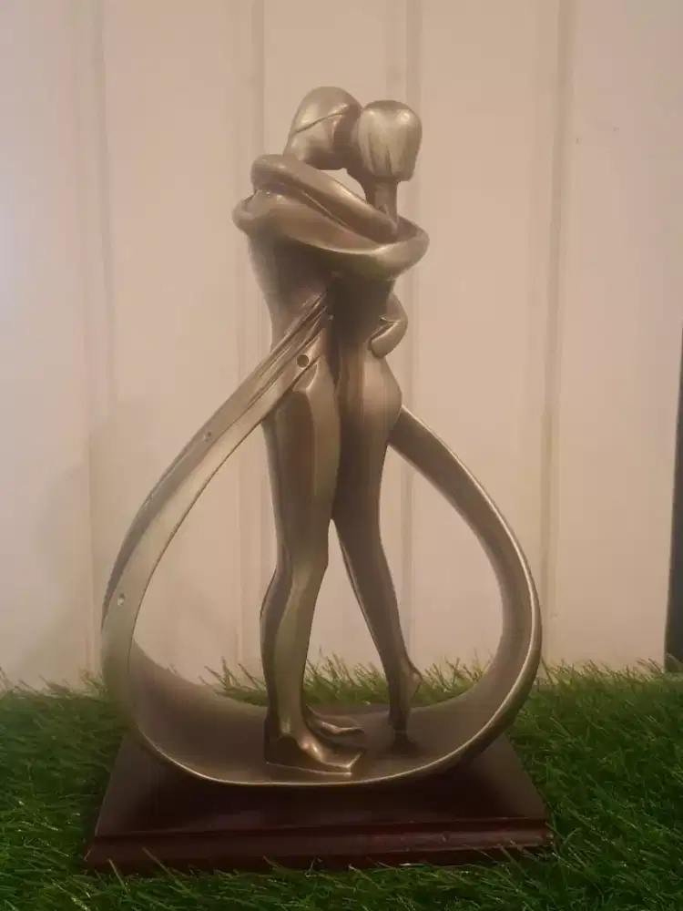 Hiasan Dekoarasi Rumah Couple Hug