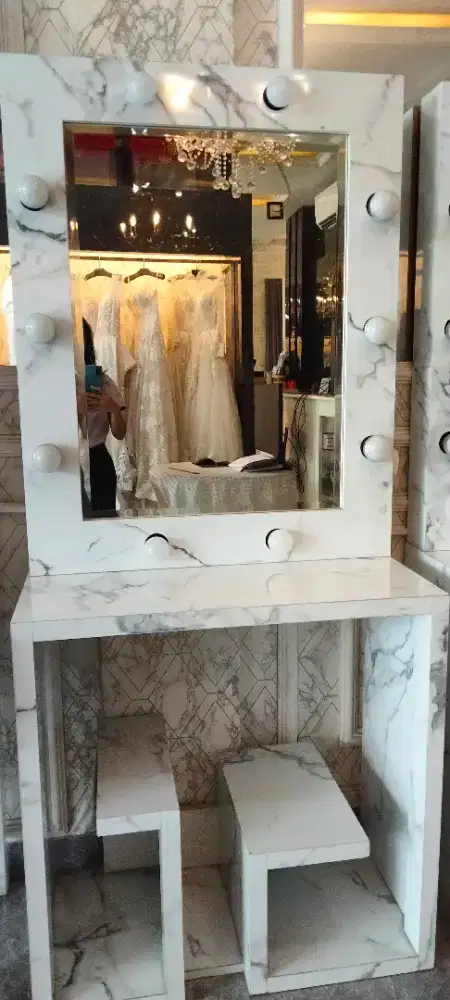 Meja Rias / Meja Makeup LED Minimalis Motif Marmer (Preloved)