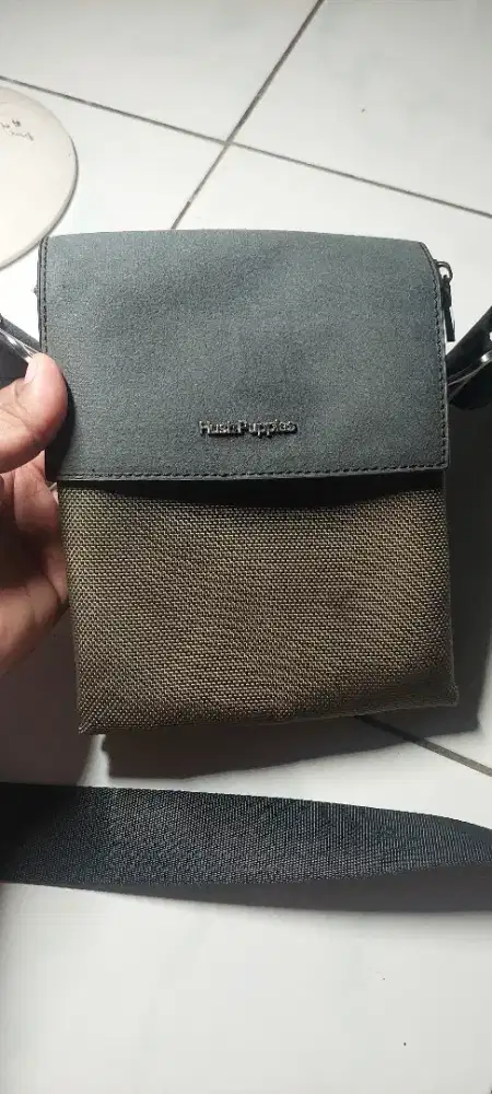 Tas selempang hush puppies