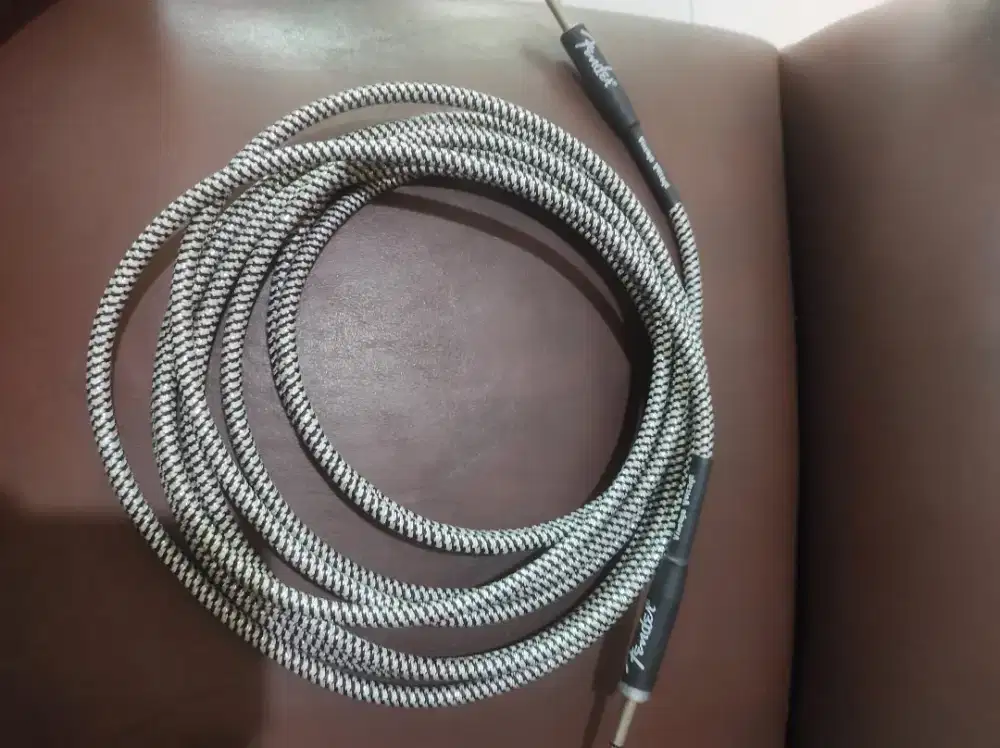 kabel gitar merk fender ukuran 5-6 meter