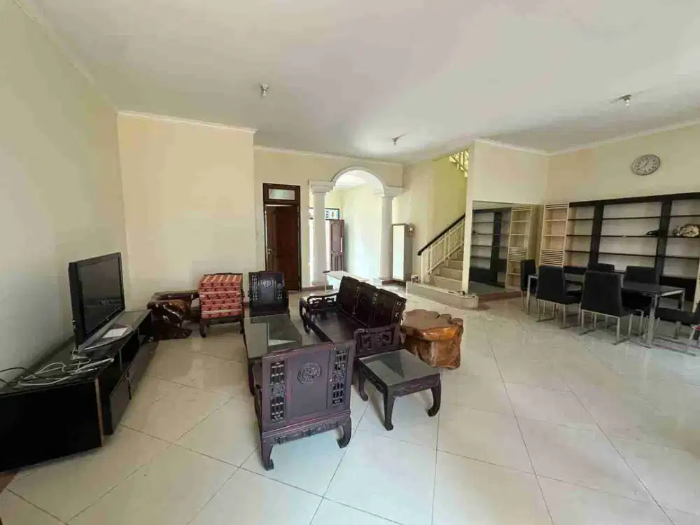 Disewakan atau dijual Rumah 2 lantai BGM PIK