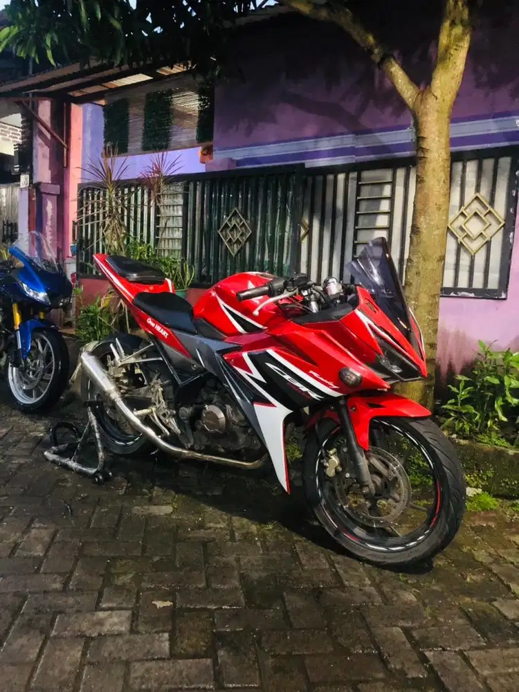 CBR150R Red Racing 2016