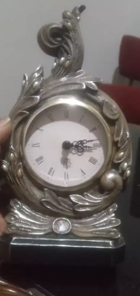 Jam meja bergaya vikteran antik