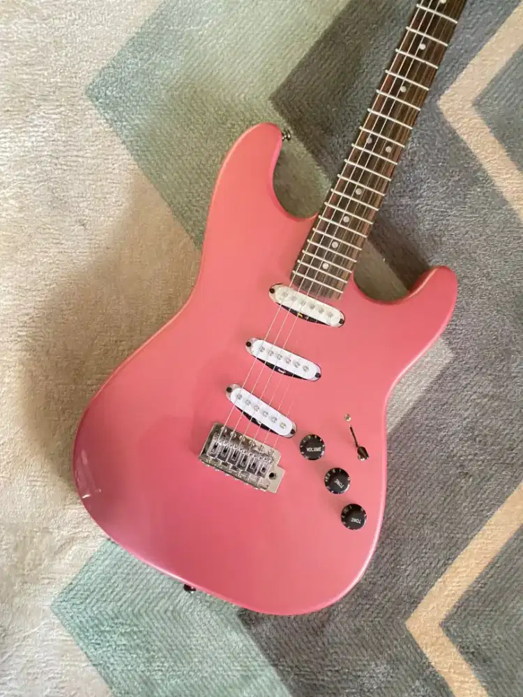Gitar fender superstrat magenta pink