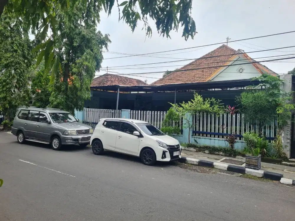 Kantor berlokasi di pusat Kota Kediri
