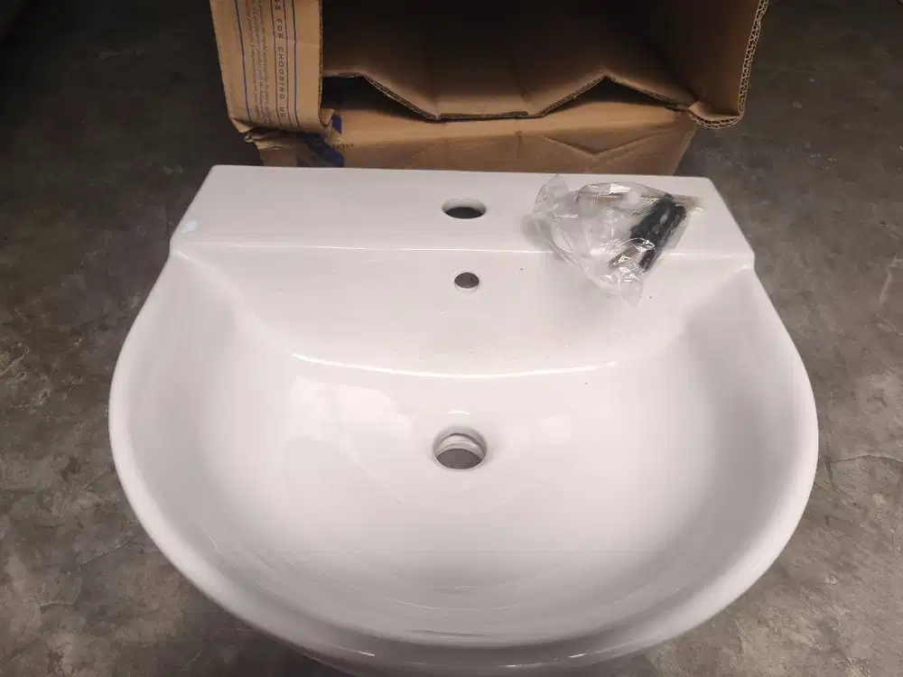 TOTO Wastafel Putih (LW897CJW/F#W) masih baru