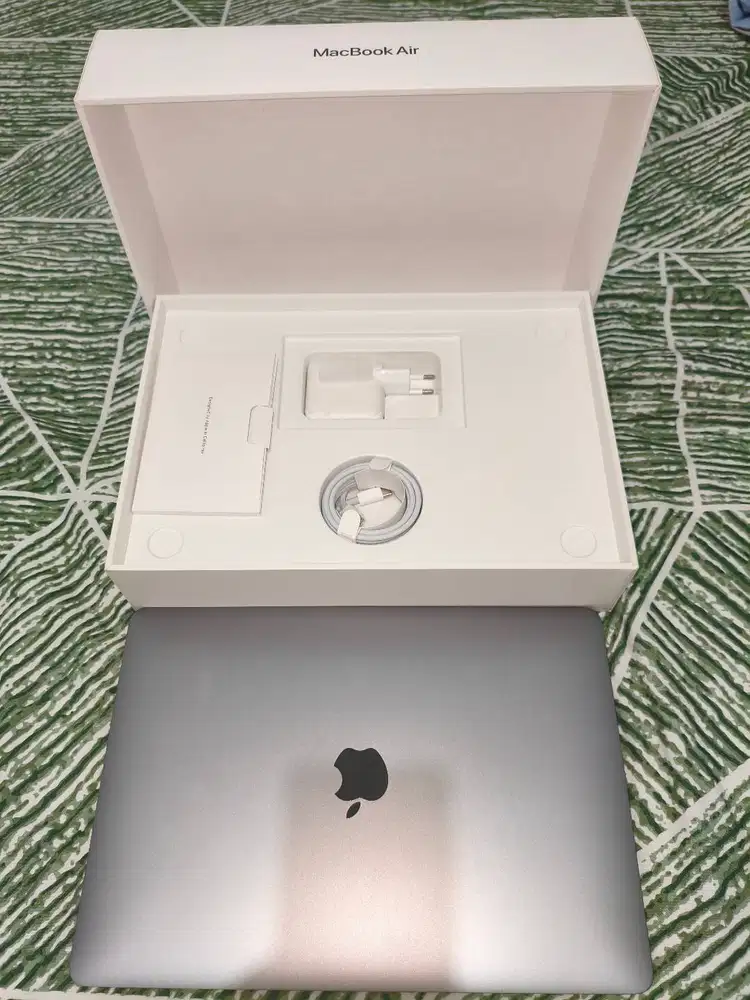 Macbook Air M1 8/256 Grey iBox Garansi Aktif