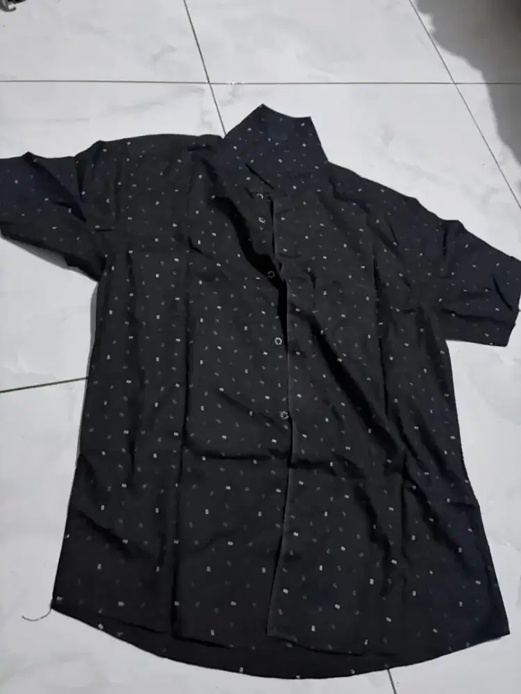 Kemeja Pria Motif Hitam Lengan Pendek Bekas Masih Bagus – Gratis