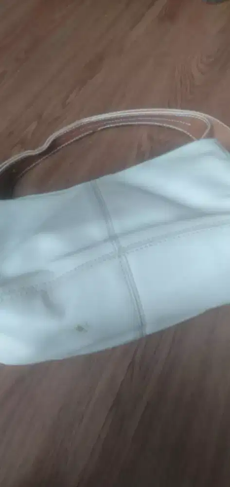  tas tangan kulit  dari merek mewah Italia, Tod's.